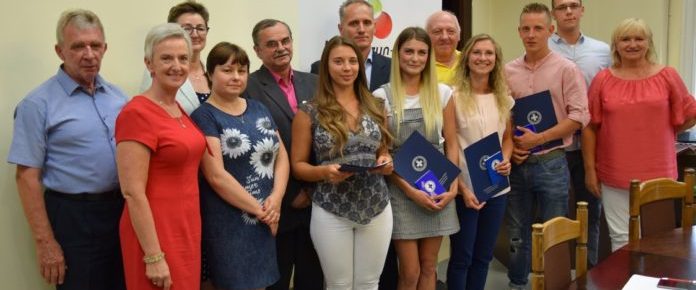 Uroczyste wręczenie uprawnień ratownika wodnego.